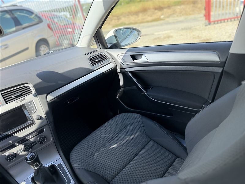 Volkswagen Golf 1,6 TDI NAVIGACE +SADA ALU KOL - fotka 18 z 25