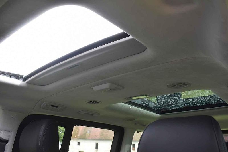 Auto se hodí k pohodlnému cestování nejen po českých luzích a hájích