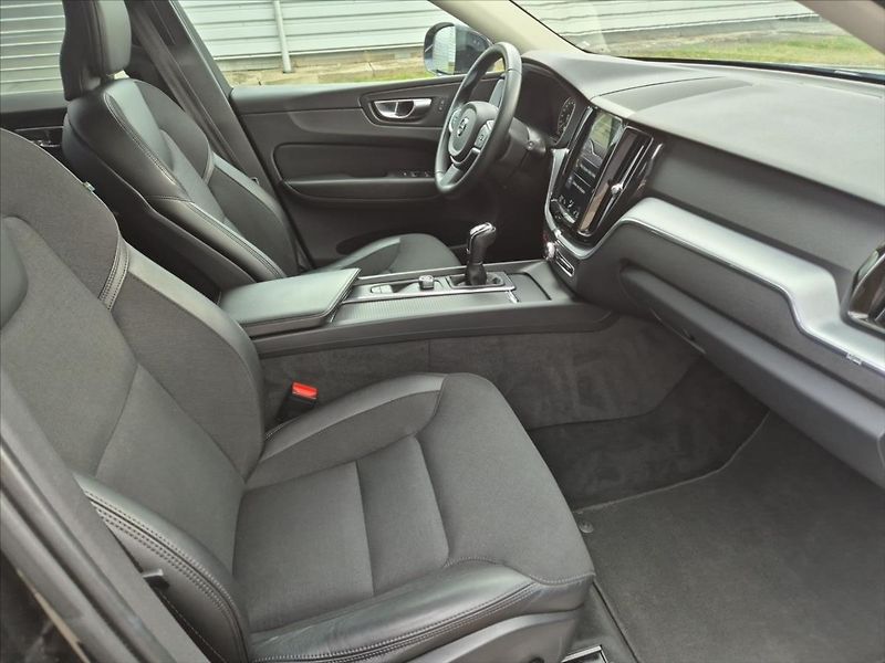 Volvo XC60 2,0 D3 MOMENTUM+ MAN - fotka 14 z 18