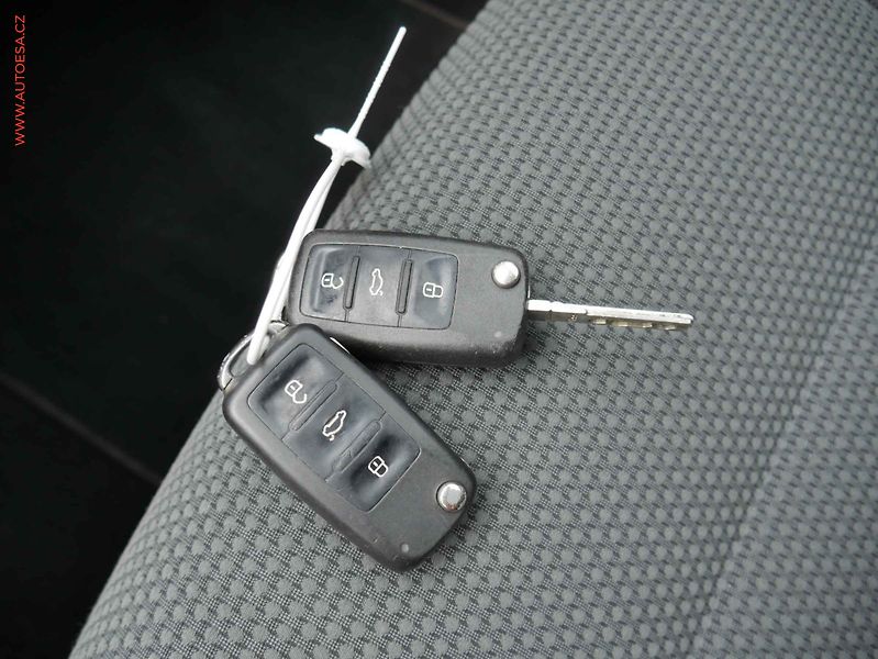 Volkswagen Golf (2010) 1.6TDi, Klima - fotka 13 z 14