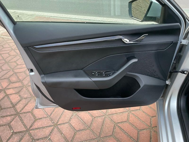 Škoda Octavia 1.5TSi 1.MAJ ČR NEBOUR. ZÁRUKA - fotka 16 z 20
