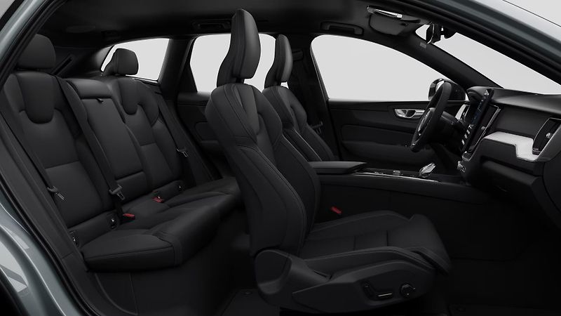 Volvo XC60 (2026) B5 AWD AUT PLUS BLACK EDITION - fotka 4 z 11