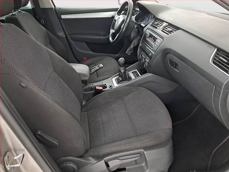 Škoda Octavia (2014) 1.6 TDI, Tempomat - fotka 9 z 16