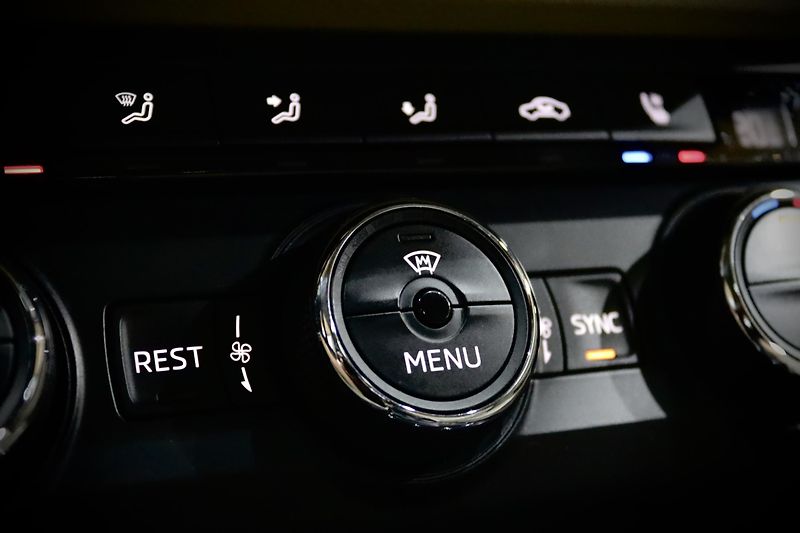 Škoda Superb 3 2.0 TDI 140 kW DSG L&K - fotka 36 z 49