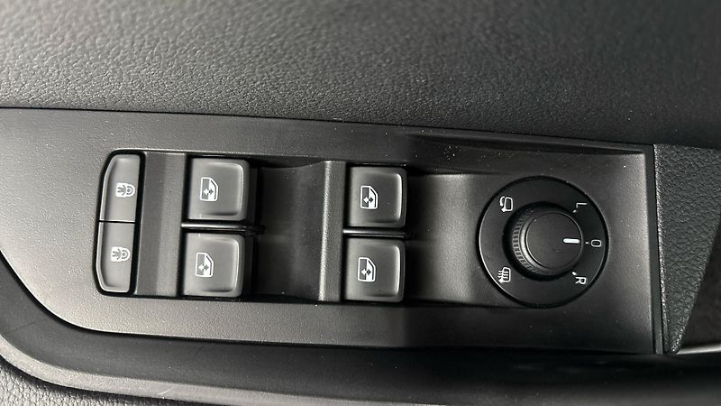 Škoda Superb 2.0 TDI DSG Ambition Combi - fotka 21 z 26