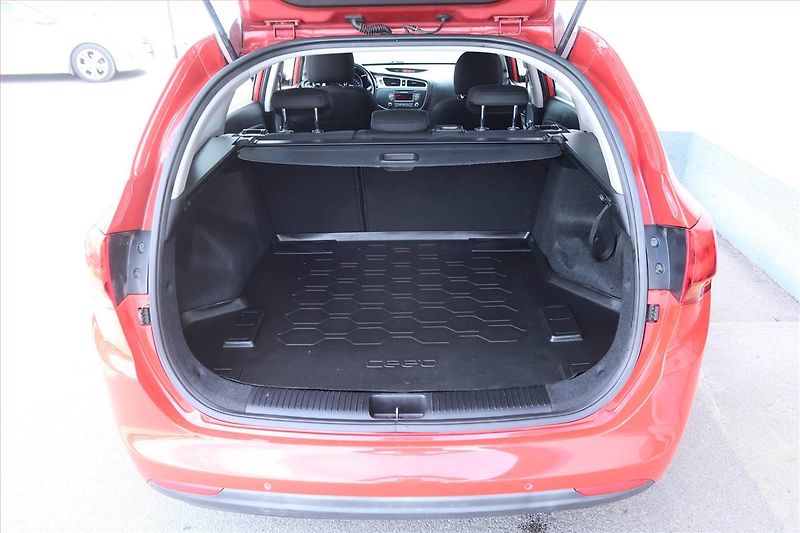 Kia Ceed (2015) 1.6 GDI, Serv.kniha, Tempomat - fotka 13 z 21