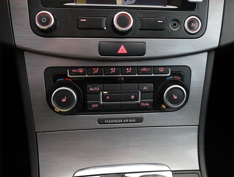 Volkswagen Passat (2011) 2.0 TDI, Navi, Xenony - fotka 11 z 20