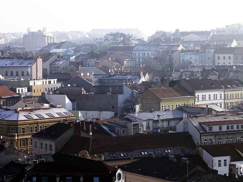 Kouř z výfuků v pražské dopravě.