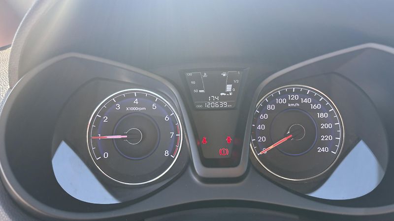 Hyundai ix20 (2015) 1.6I MT TRIKOLOR - fotka 15 z 18