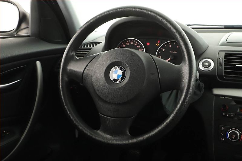 BMW Řada 1 (2009) 116i - fotka 8 z 12