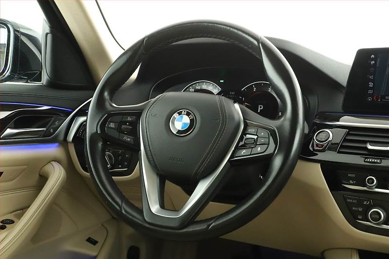 BMW Řada 5 (2017) 530d - fotka 8 z 20