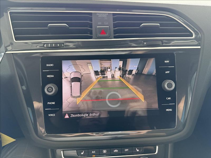 Volkswagen Tiguan 1,4   TSI,SERVISKA,1.MAJITEL - fotka 19 z 26