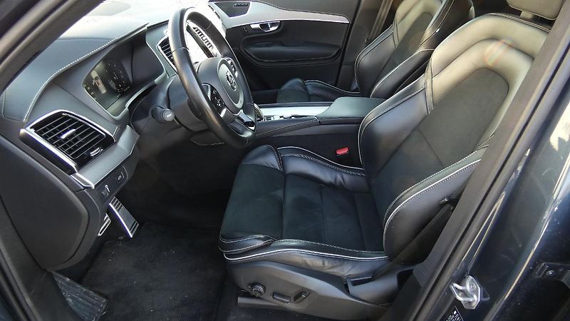 Volvo XC90 B5 AWD R-Design - fotka 17 z 25