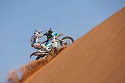 Účastníci Rallye Dakar zdolávají obrovské duny