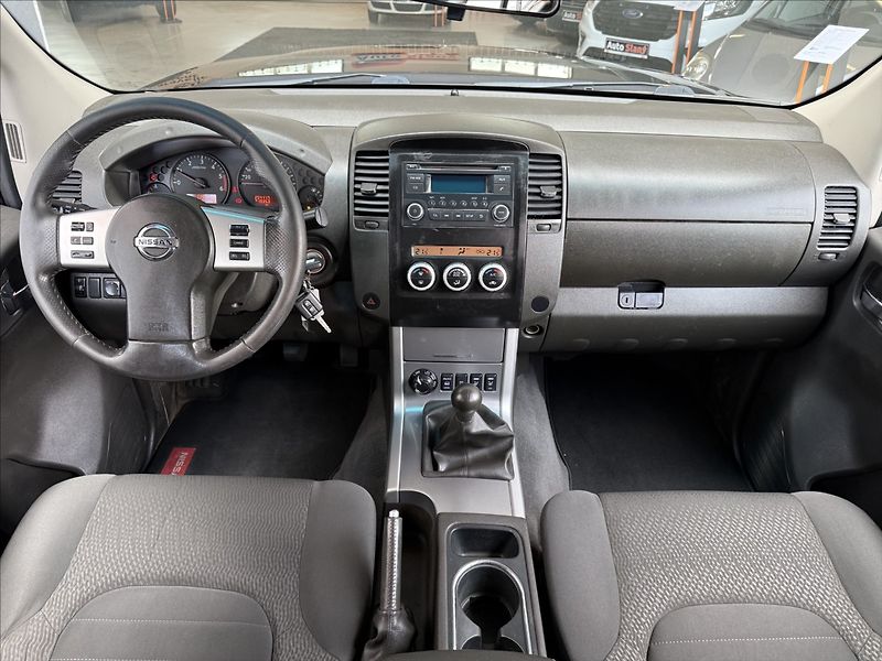 Nissan Navara 2,5 dCi 140kW,Hardtop,po servi - fotka 11 z 28