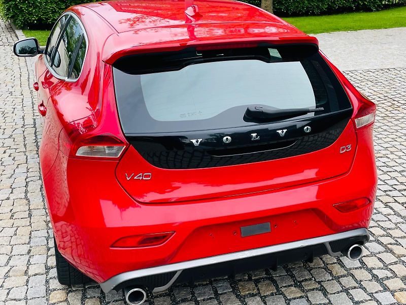 Volvo V40 2.0 D3 R-DESIGN MANUÁL TAŽNÉ - fotka 16 z 45