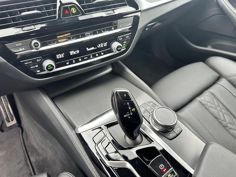 BMW Řada 5 520d xDrive Sedan - fotka 10 z 17