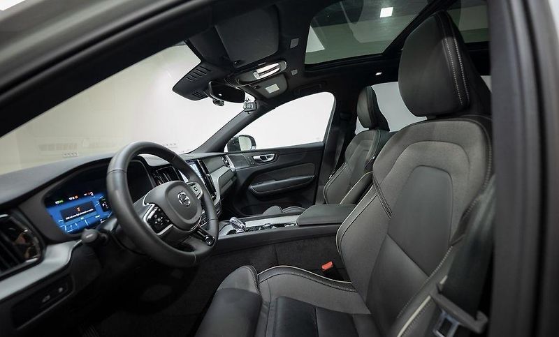Volvo XC60 (2025) Plug-in hybrid PLUS DARK - fotka 11 z 26