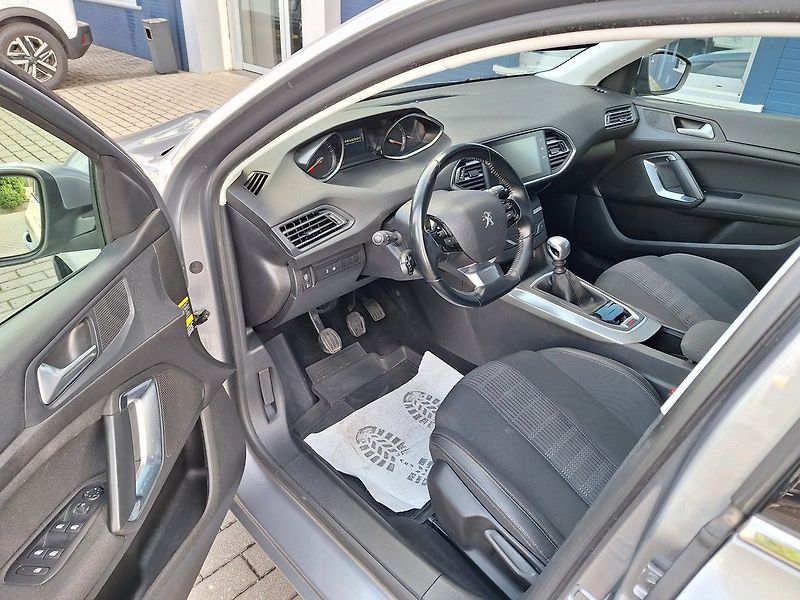 Peugeot 308 (2018) SW ALLURE 1,2PT 130k M6 - fotka 15 z 18