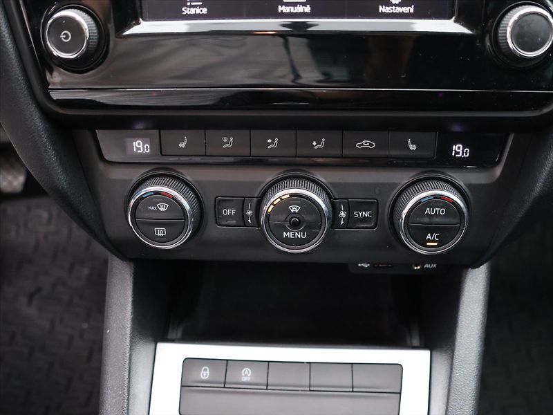Škoda Octavia 1,6 TDI 81kW Style Sport SH CZ - fotka 17 z 25