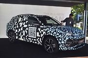 Zatím maskovaný VW Tiguan.