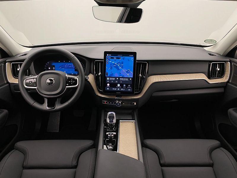 Volvo XC60 B5 AWD DARK PLUS AUT CZ - fotka 2 z 61