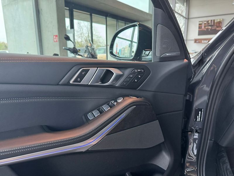 BMW X7 40xd Masáže Nezávislé Tažné - fotka 20 z 20