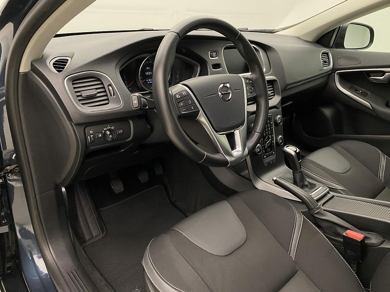 Volvo V40 T2 MOMENTUM  - fotka 4 z 39