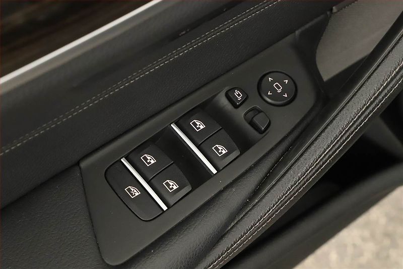 BMW Řada 5 (2020) M Sport 530d xDrive - fotka 10 z 17
