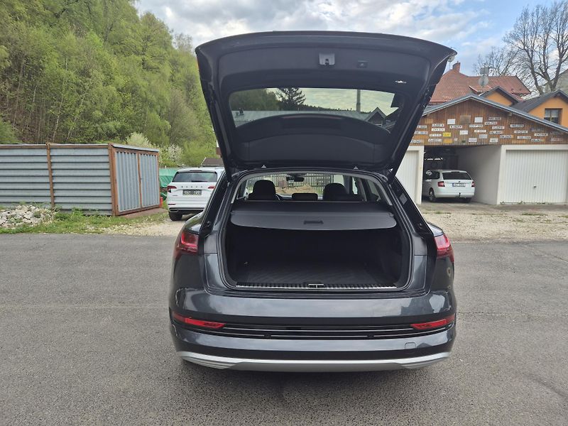 Audi e-tron 50 QUATTRO 230kw 20ALU SOH100% - fotka 14 z 45