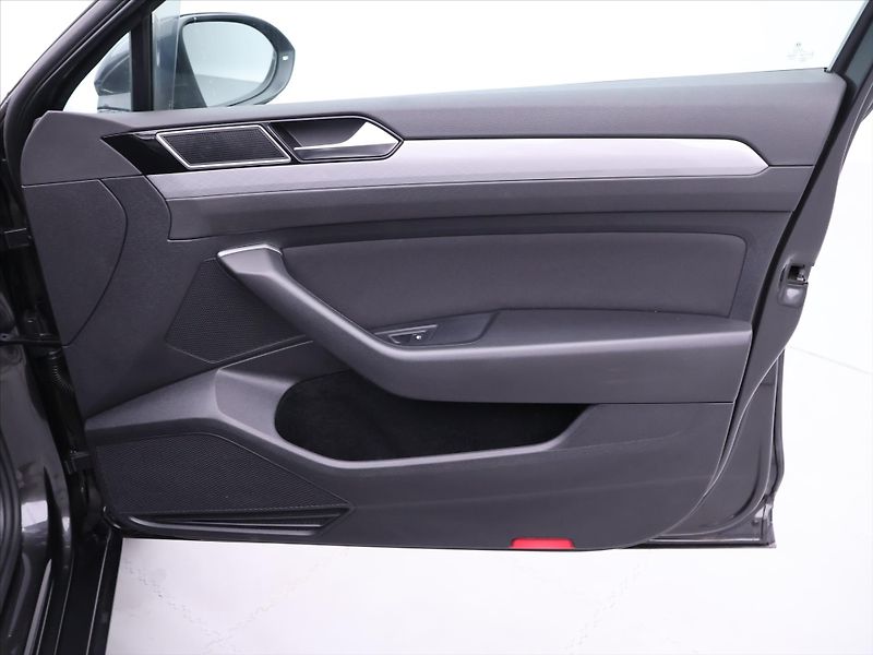 Volkswagen Passat 2,0 TDI DSG Virtual Business - fotka 12 z 36