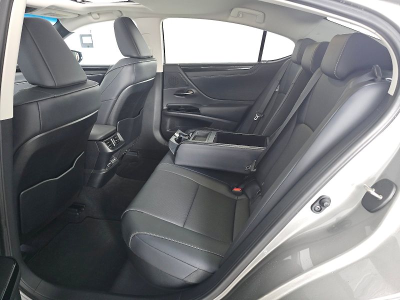 Lexus ES 300h (2025) 2.5HEV 218k Business Edition - fotka 7 z 33