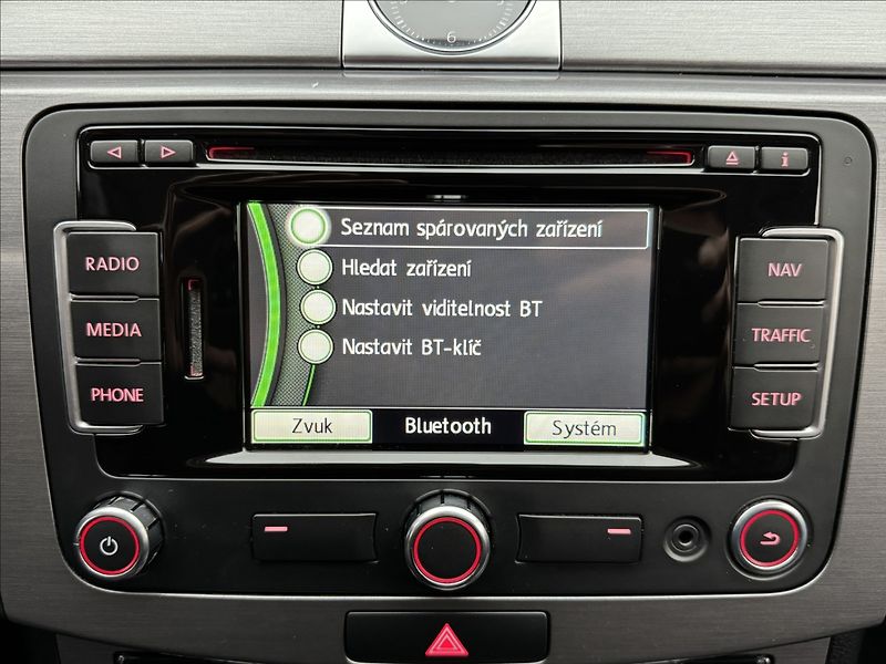Volkswagen Passat 1,4 TSi NAVI SENZORY TAŽNÉ - fotka 17 z 36