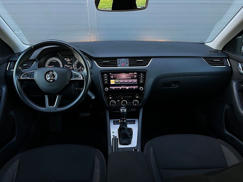 Škoda Octavia 1.6 TDI-DSG-NAVI-PARK.Č - fotka 17 z 46