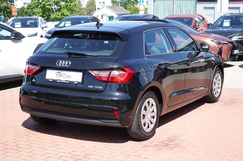 Audi A1 1,0TFSi 70kW S-line - fotka 4 z 25