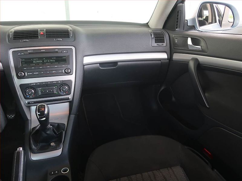 Škoda Octavia (2010) 2.0 TDI, nová STK, slušný stav - fotka 8 z 15