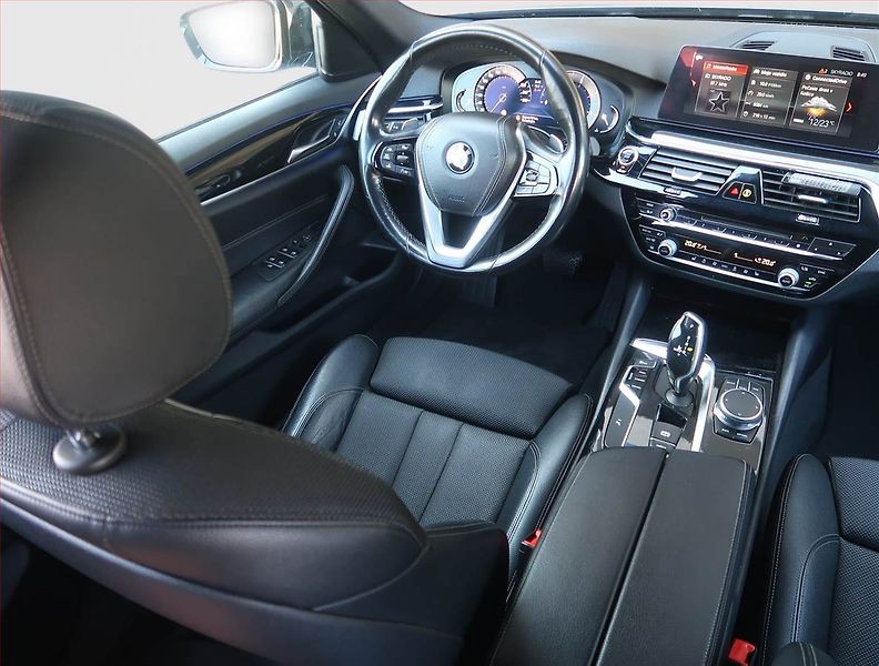 BMW Řada 5 (2018) Sport Line 540d xDrive, 4X4 - fotka 7 z 23