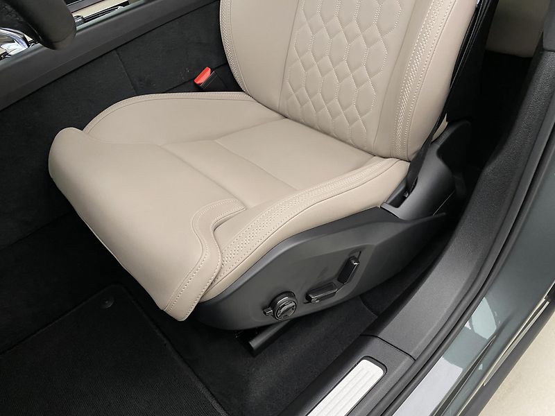Volvo XC60 T8 AWD RECHARGE PLUS DARK CZ - fotka 26 z 66