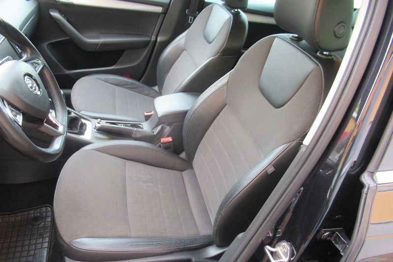 Škoda Octavia 1.6 TDI AUT. KLIMA NAVI XENON - fotka 17 z 26