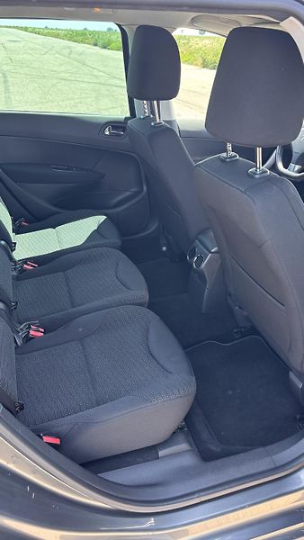 Peugeot 308 (2011) - fotka 9 z 12
