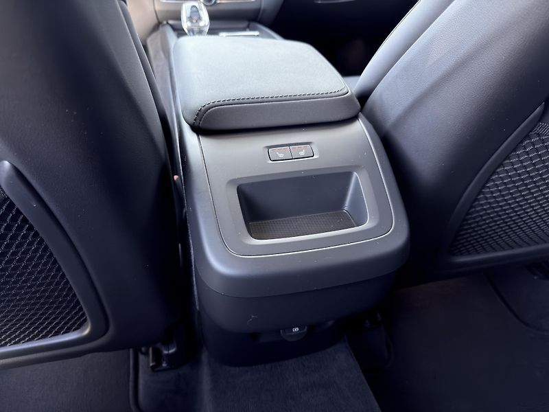 Volvo XC60 B5 AWD // PLUS DARK + sada kol - fotka 11 z 44