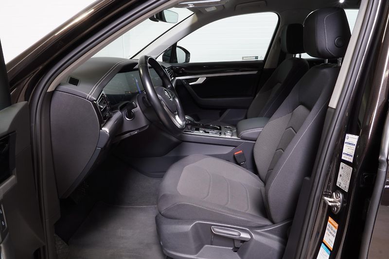 Volkswagen Touareg 3.0TDI,170kW,ČR,DigitalCockpit - fotka 13 z 29