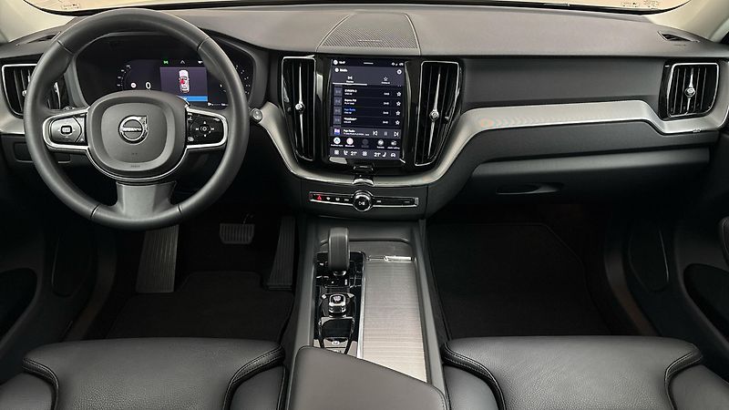 Volvo XC60 2.0 B4 AUT AWD Plus Dark - fotka 8 z 31