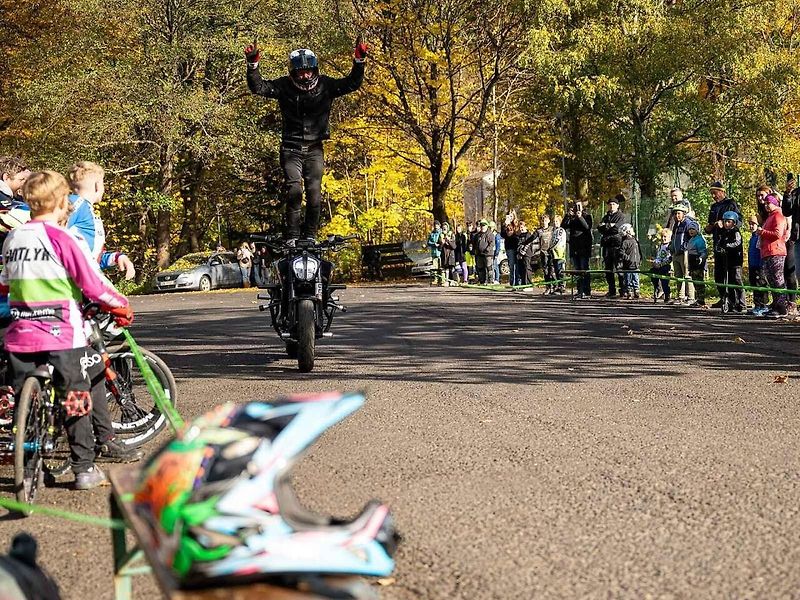 Začal na fichtlu v Kraslicích a dnes předvádí kaskadérské triky při stuntridingu.