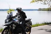 Třeboňské Masarykovo náměstí bylo motorkami doslova našlapané. Stovkám strojů požehnal tamní kaplan Jiří Kalaš.
