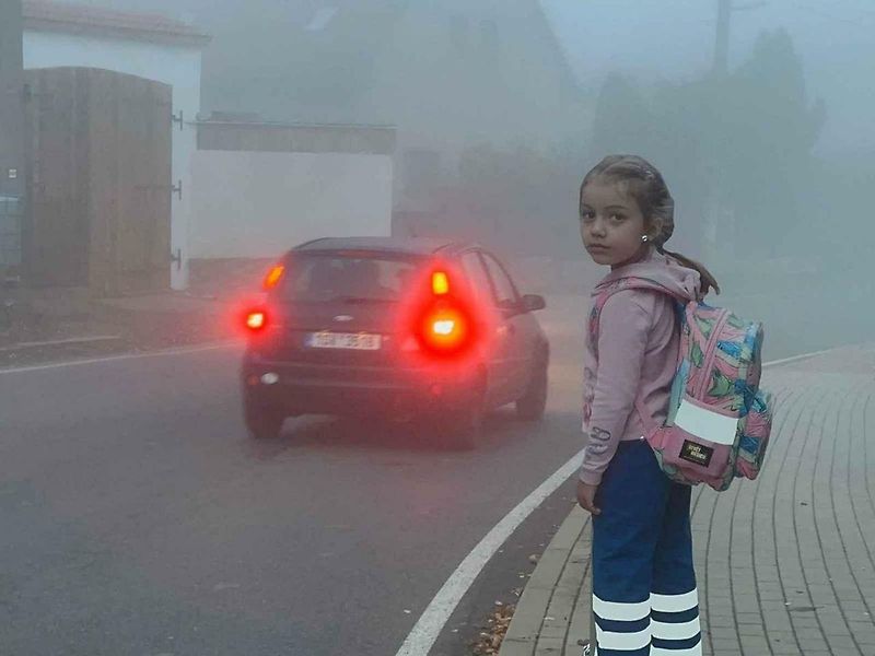 Maketa školačky u silnice před školou v Vysoké.