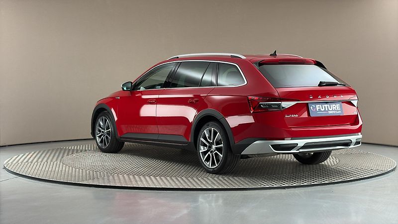 Škoda Superb 2.0 TDI DSG 4x4 Scout Combi - fotka 2 z 35