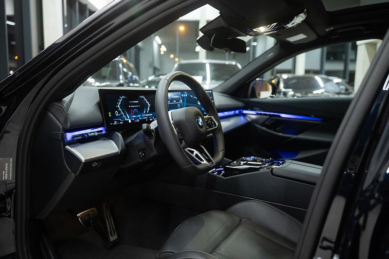 BMW Řada 5 (2025) 540xd M-SPORT NEZÁVISLÉ PANO  - fotka 24 z 54