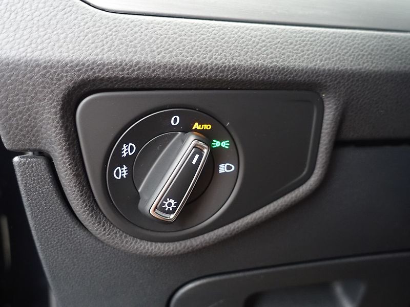 Volkswagen Touran 2.0 TDi, DSG, LED SVĚTLA - fotka 18 z 36