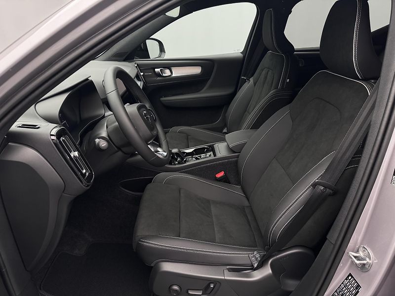 Volvo XC40 (2026) B3 AUT DARK PLUS - fotka 3 z 23